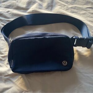 Excellent used condition Navy Lululemon Everywhere belt bag 1L